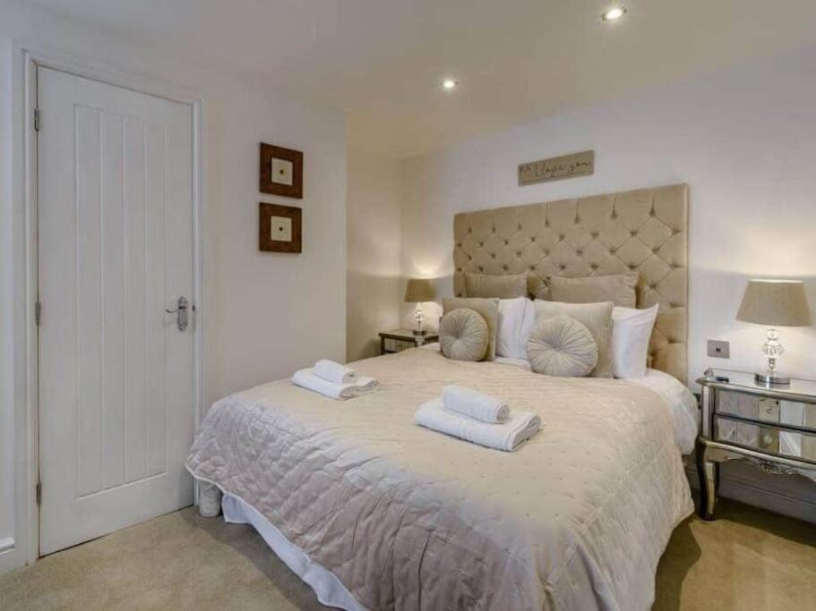 The Hideaway Luxury 5* 2 Bed Garden Apartment Скарборо Экстерьер фото