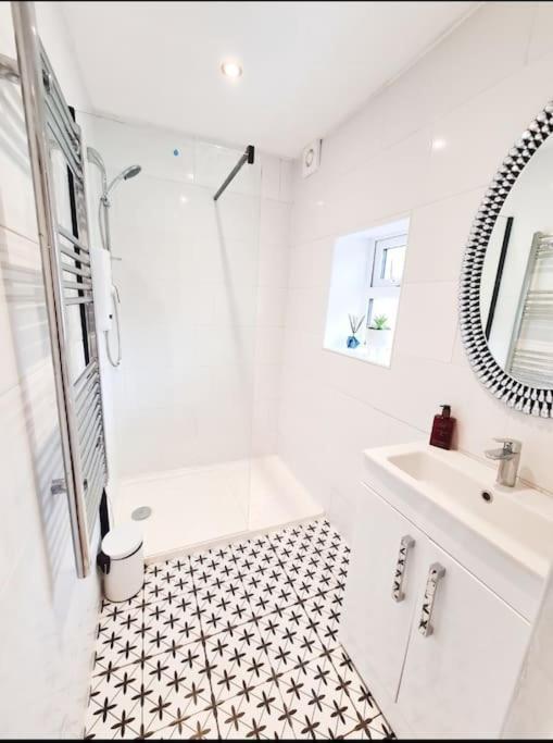 The Hideaway Luxury 5* 2 Bed Garden Apartment Скарборо Экстерьер фото